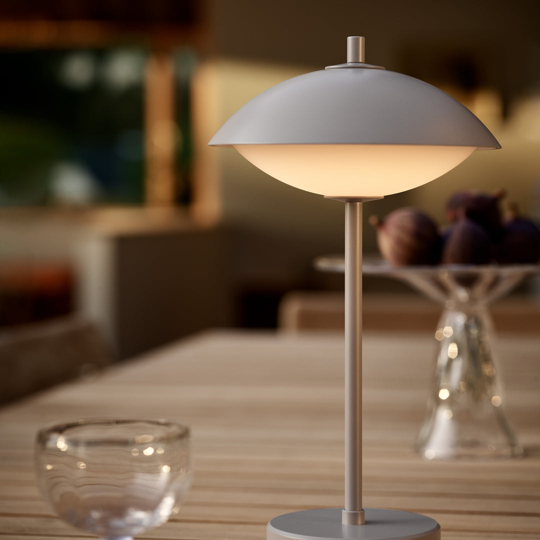 Oppladbar lampe grå
