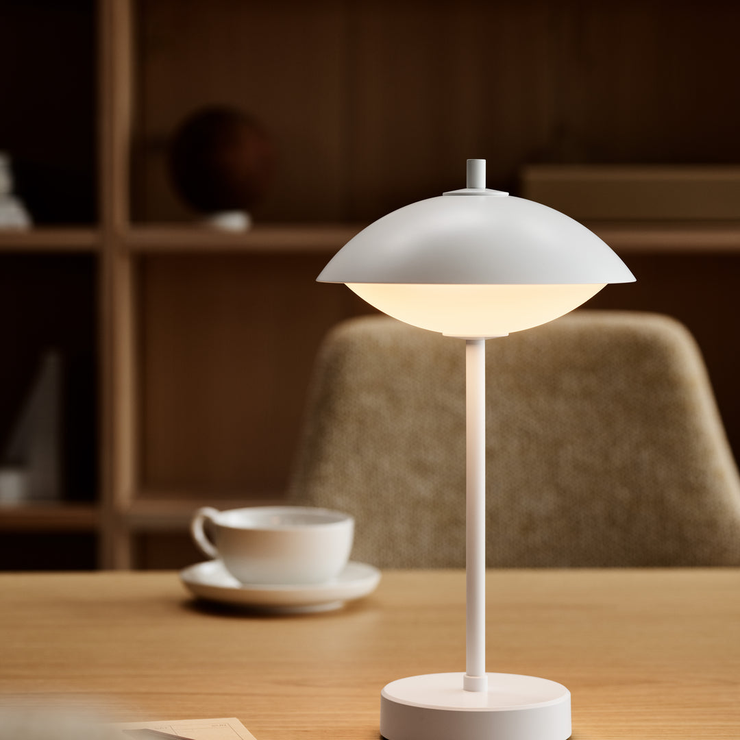 hvit oppladbar lampe