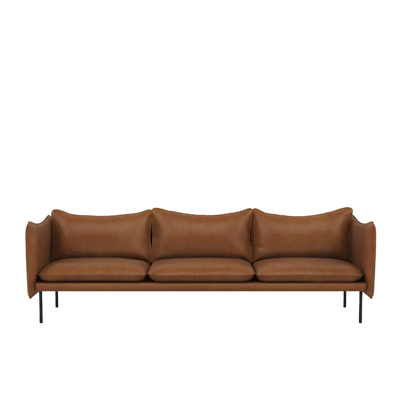 Tiki Sofa fra Fogia, designet av Andreas Engesvik. Sofaen er vist i Rangers skinn med slanke svarte metallben, og har et lett, moderne uttrykk med myke puter og smale armlener.