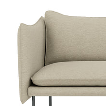 Tiki Sofa fra Fogia, designet av Andreas Engesvik, vist i beige tekstil med elegante metallben.