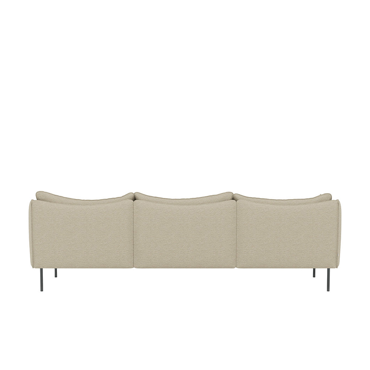 Fogia Tiki Sofa i beige stoff, en skandinavisk designsofa med slank ramme, polstrede puter og elegante svarte ben, tilgjengelig hos Expo Nova.