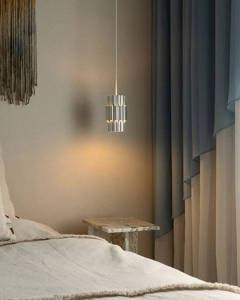 taklampe over nattbord fra Lyfa