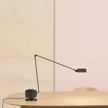 Lumina Daphine bordlampe i Classic Black - et ikon i moderne design.