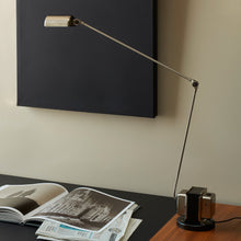 Lumina Daphine bordlampe i Brushed Nickel - elegant med industrielt preg.
