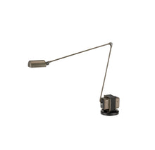 Lumina Daphine bordlampe i Metallic Bronze - varm og sofistikert.