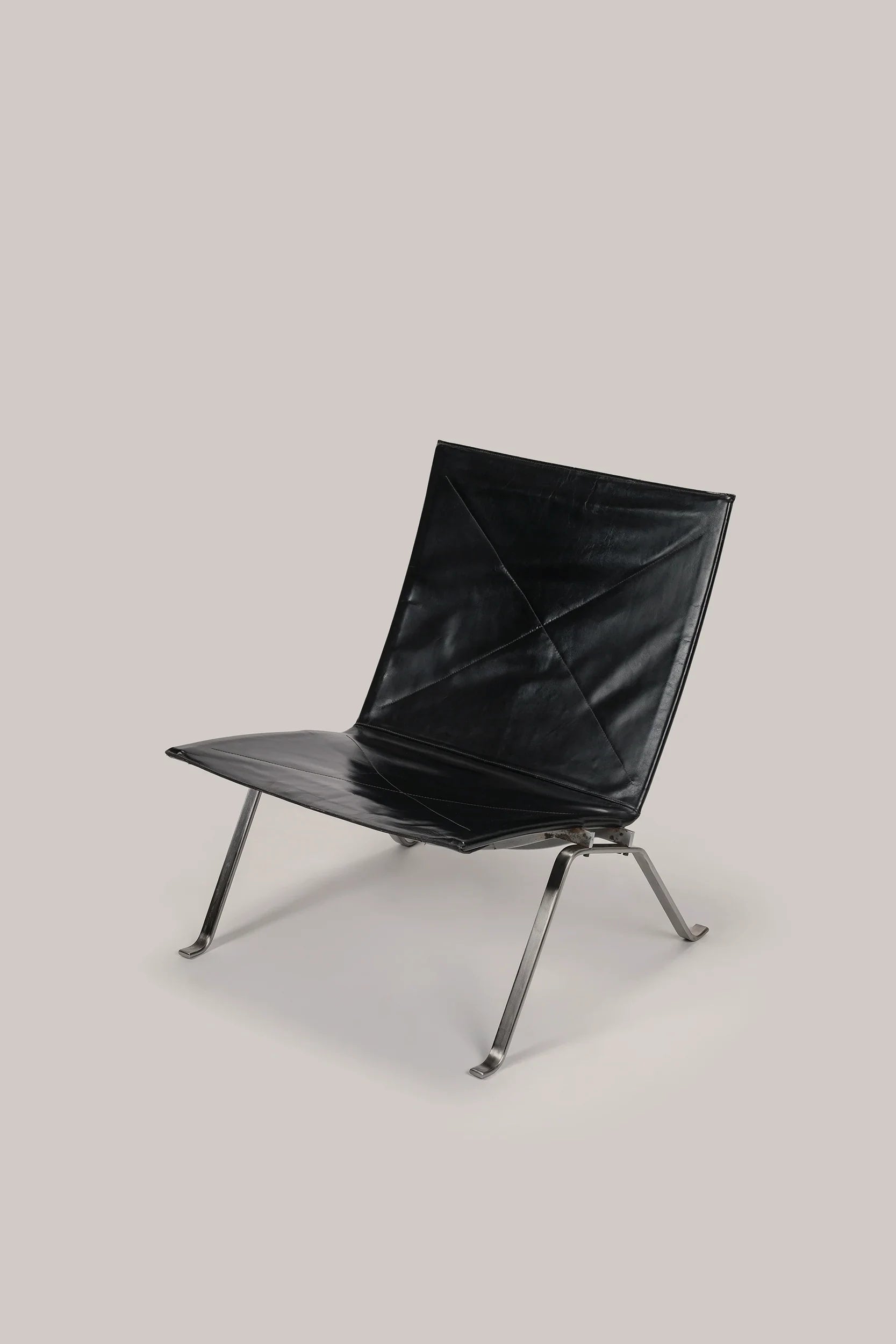 PK22 stol fra Fritz Hansen – designklassiker av Poul Kjærholm i stål og skinn