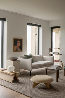 Tiki 2-seter sofa fra Fogia i beige tekstil, plassert i moderne skandinavisk stueinteriør