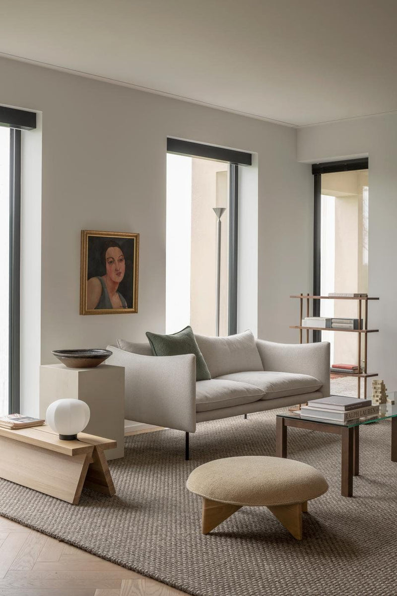 Tiki 2-seter sofa fra Fogia i beige tekstil, plassert i moderne skandinavisk stueinteriør