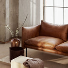 Tiki Sofa i Vintage Skinn i industrielt miljø. 