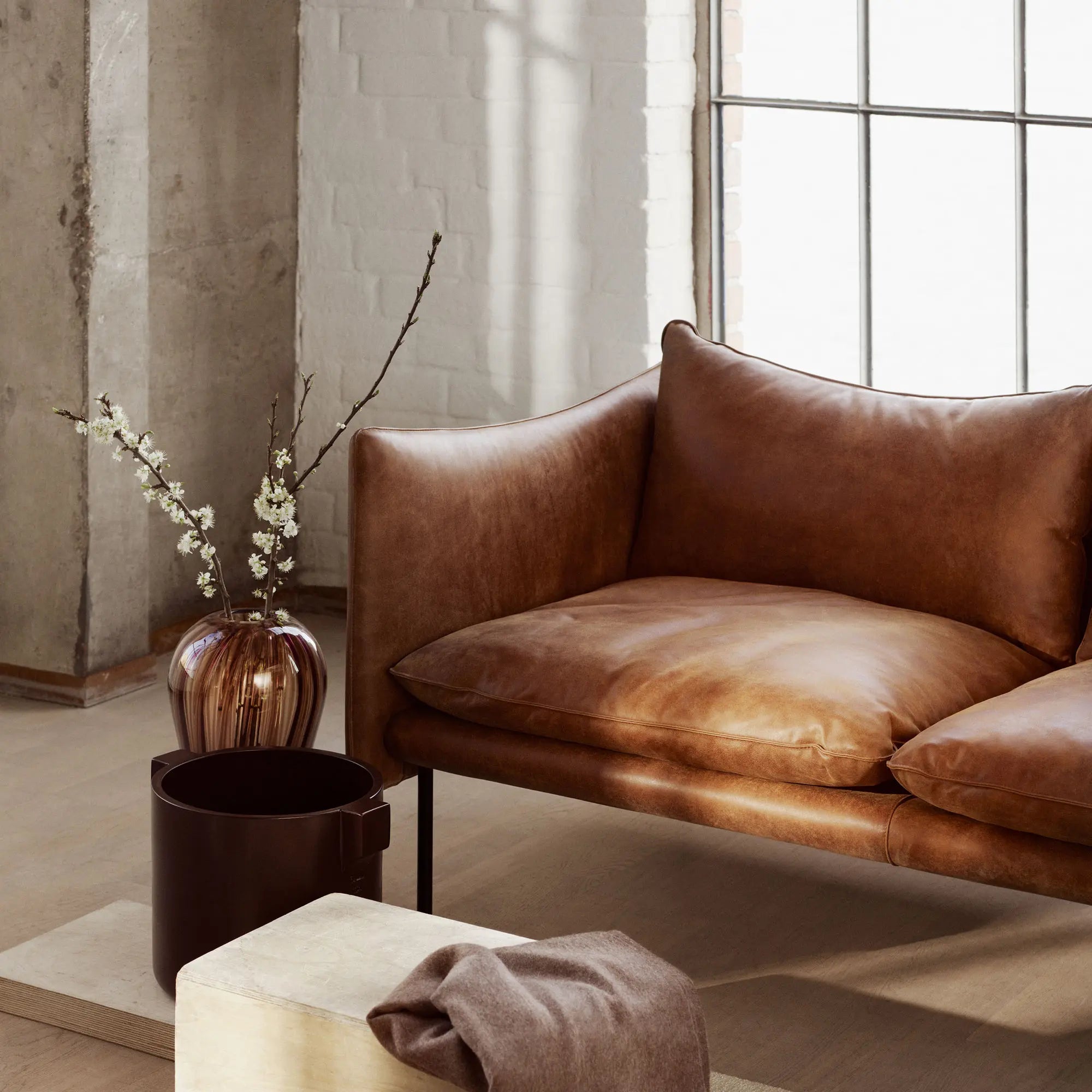 Tiki Sofa i Vintage Skinn i industrielt miljø. 